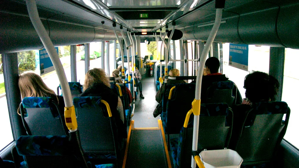 På landsbygden behövs fortfarande bilen! Den behövs eftersom kollektivtrafiken inte är och inte kommer att bli fullt utbyggd. Även om bilsamhället i sin helhet för med sig många miljöproblem, är bilen helt central för landsbygden.