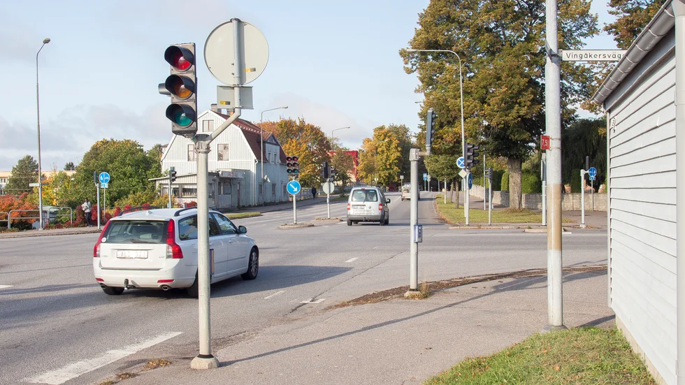 Vid vissa tider på dagtid står köande fordon på Vingåkersvägen ända till bensinmacken, skriver insändarskribenten.