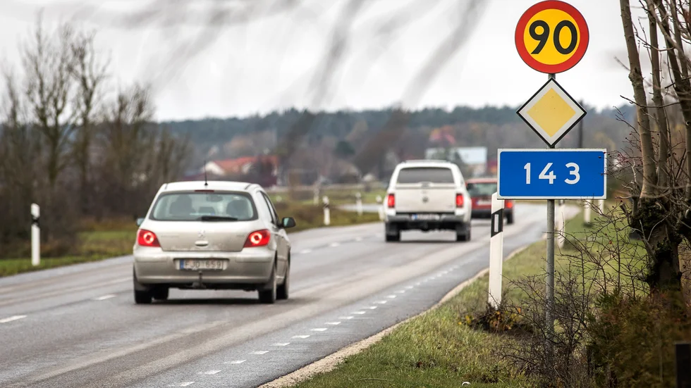 De stora och vältrafikerade 140-vägarna är prioriterade när Trafikverket planerar sitt underhåll. "Sen får vi lappa och laga resten efter bästa förmåga", säger Bob Kolmodin.