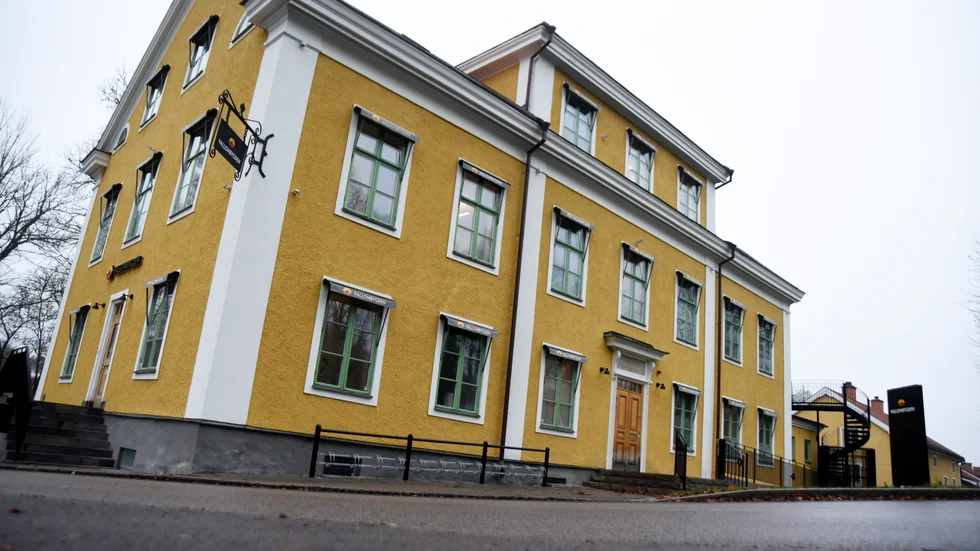 Vallonbygden backar om hanteringen av uteplatserna på röda Hårstorp, samtidigt som Finspångs kommun undersöker om det finns bygglov i ett 20-tal fall. 