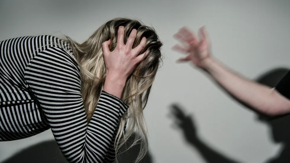 Att hota någon, eller använda fysiskt eller sexuellt våld är förbjudet enligt lag. Det är aldrig den som blir utsatts fel. Ansvaret ligger alltid hos personen som använder våld.