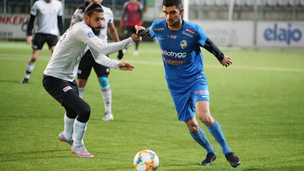 Leonardo Garroz Novoa (till höger) från AIK, med förflutet i VP:s och Sirius ungdomsverksamheter, är klar för ESK. 