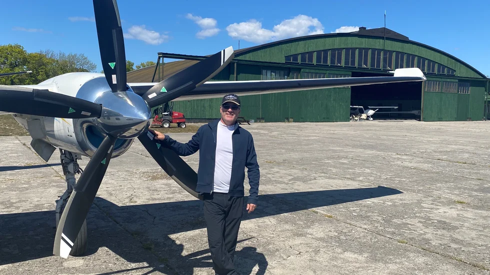 Robert DeLaurentis vid sin Gulfstream turbo commander 900 från 1983. Planet drivs av biobränsle och över 50 ändringar har gjorts för att planet ska klara av att flyga fortare, högre och längre än i original.