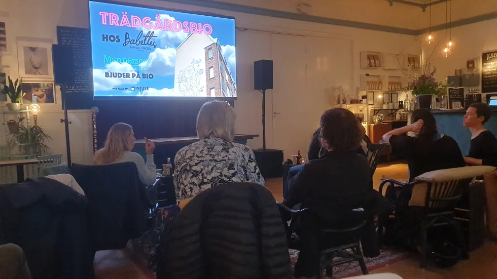 Trädgårdsbio inomhus. Med 40 besökare på hyfsat avstånd från varandra gick det att genomföra filmkvällen, trots regnet.  