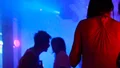 Möter ex-vän på krogen – får spottloska mellan ögonen