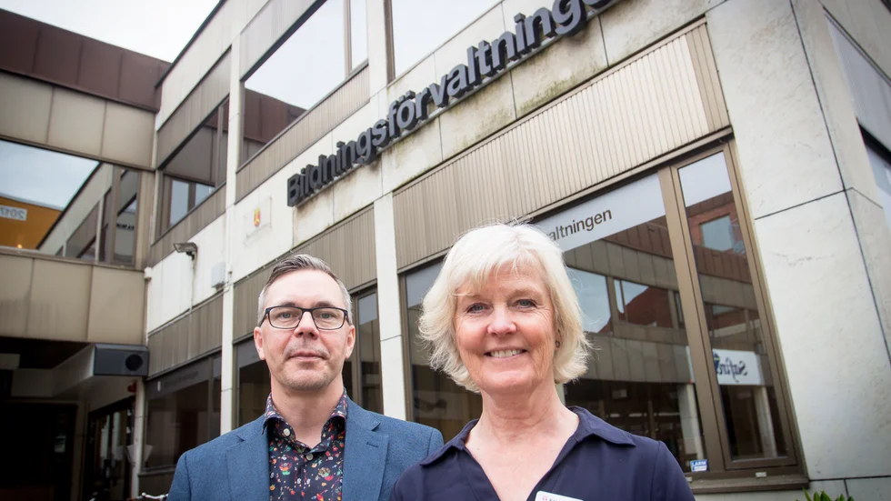 Skolpolitikern Johan Söderberg (S) och bildningsförvaltningens chef Helene Björkqvist gläds åt fler ljusa än mörka inslag i läsårsresultaten.