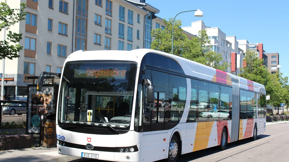 Det biljettsystem för kollektivtrafiken som nu håller på att introduceras i Östergötland sägs redan vara igång i Skåne och Blekinge. Varför är det då så svårt att få det att fungera i Östergötland, frågar sig insändarskribenten.