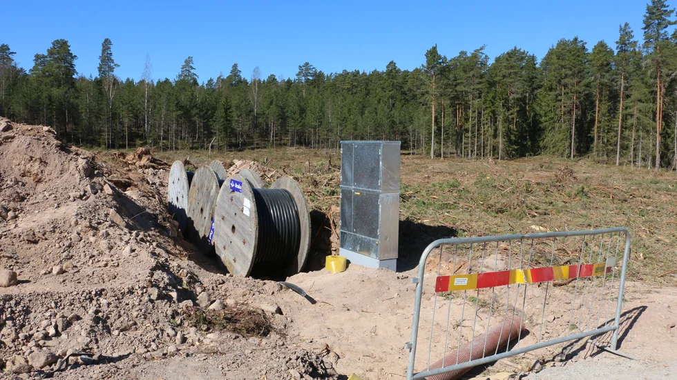 Skogen är nertagen och strömmen är framdragen. Efter ett överklagande av upphandlingen och en ny är genomförd har bygget av av den nya förskolan blivit sju miljoner billigare.