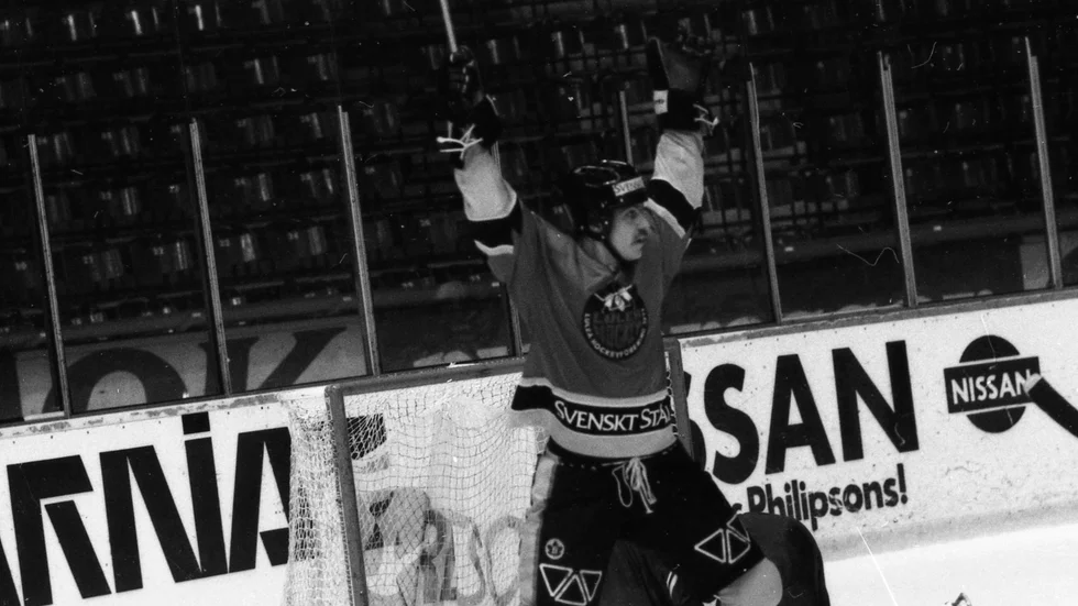 Luleå Hockey-legendaren Veli-Matti Ruisma jublar efter att Lars-Göran Niemi slagskottat in avgörandet med endast 22 sekunder kvar av matchen. Luleå kunde vända hem till Delfinen med 2–0 i matcher.
