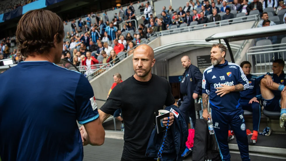 Nuvarande Siriustränaren Henrik Rydström hälsar på tidigare Siriusditon Thomas Lagerlöf när lagen möttes senast, i augusti. Då vann Djurgården medd klara 4-0 på Tele 2 Arena.