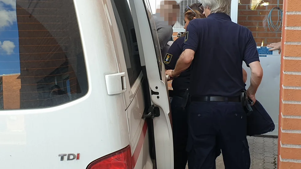 Den 32-årige mannen, som här förs in till förhandlingen i Gällivare tingsrätt av personal från kriminalvården, förklarade under förhöret att han inte hade något som helst att göra med Anders Dorschs död.