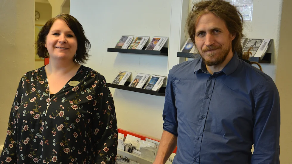 Lina Schröck, barn- och ungdomsbibliotekarie, och Alexander Nahlbom, biblioteksassistent vid hyllan för talböcker på Valdemarsviks bibliotek.