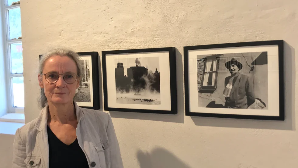 Motzi Eklöf, dotter till John Eklöf, har gjort urvalet till utställningen i Hälleforsnäs.