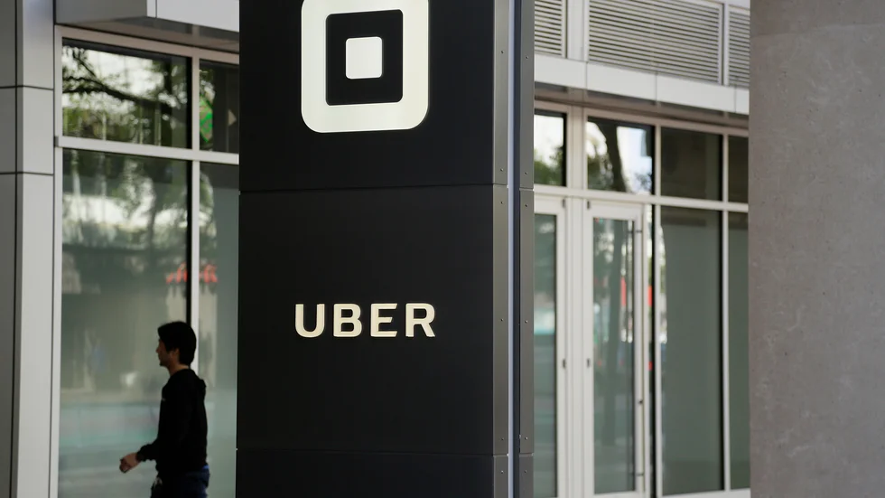 San Francisco-baserade Uber kan tvingas börja betala ut övertidsersättning och erbjuda sjukförsäkringar till förare i Kalifornien. Arkivbild