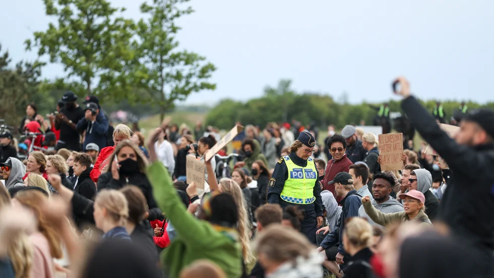 Polisens presstalesperson Ewa-Gun Westford i folkmassan vid demonstrationen till stöd för Black lives matter-rörelsen på Ribersborgsstranden i Malmö på torsdagen. Arkivbild,