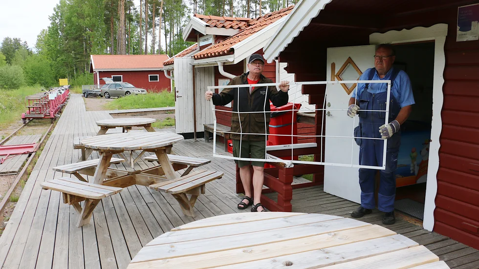 Dressinstationen vid Björkudd drabbades också. Svenne Rudén och Bengt Karlsson hjälps åt att bära ut det förstörda gallret.