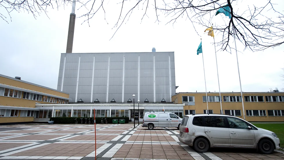 Sveriges första kommersiella kärnkraftverk börjar monteras ner. De radioaktiva delarna ska mellanlagras i Studsvik.