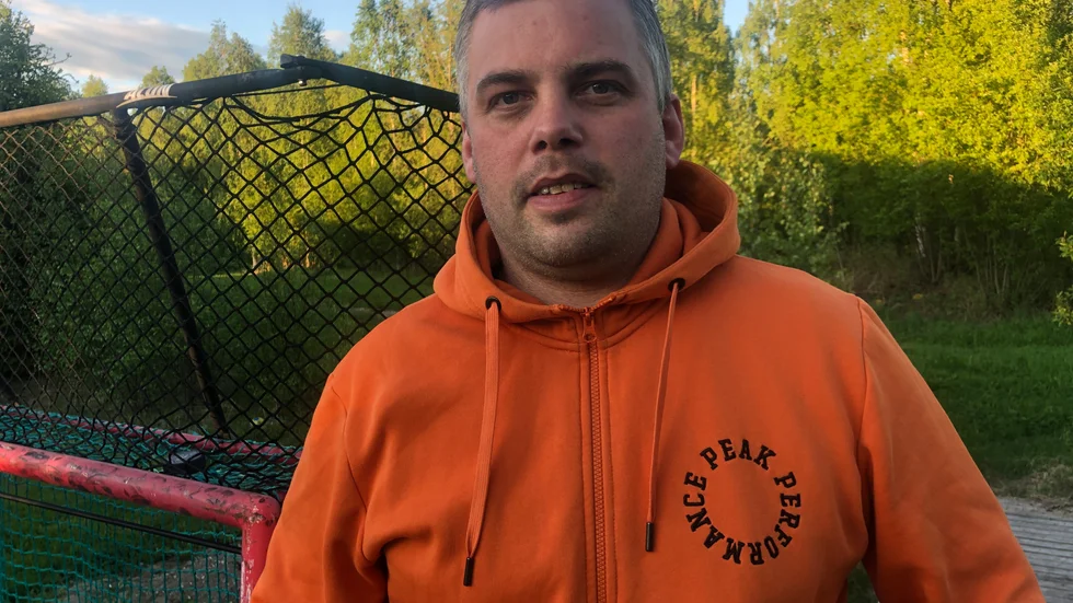 Föräldern och hockeyledaren, Hans Bjuhr, berättar om varför han har valt tacka nej till erbjudande från hockeycamper.