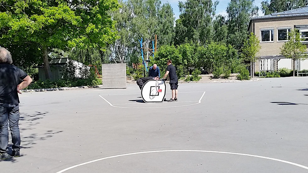 Samhällsbyggnadsförvaltningens personal förbereder återuppsättning av basketstolparna som de tog ned på onsdagsmorgonen.