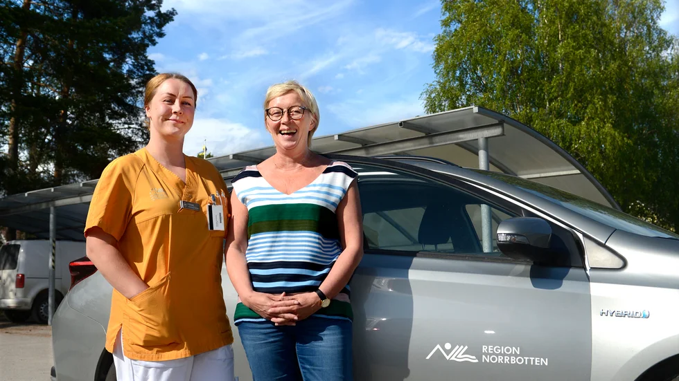 ”Patienterna tycker att det är tryggt i coronatider när vi kommer. För mig är det också jättekul att få åka ut. ”, säger undersköterskan Frida Sundbom som jobbar inom regionens nya mobila service. Bredvid Kristiina Kollin, Hälsocentralens enhetschef.