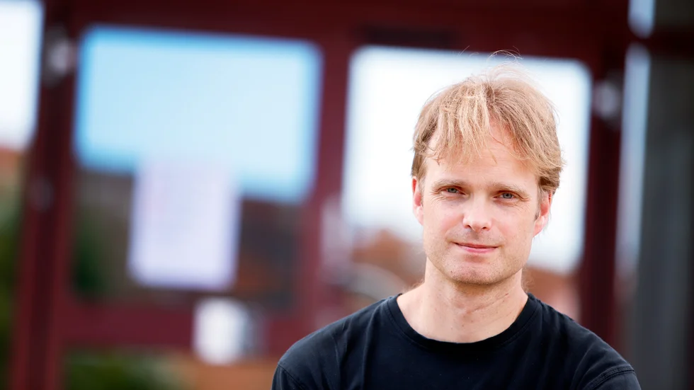 Det är inte rimligt att höja hyrorna i särskilda boenden med totalt nästan 6,4 miljoner kronor per år, anser David Aronsson (V).