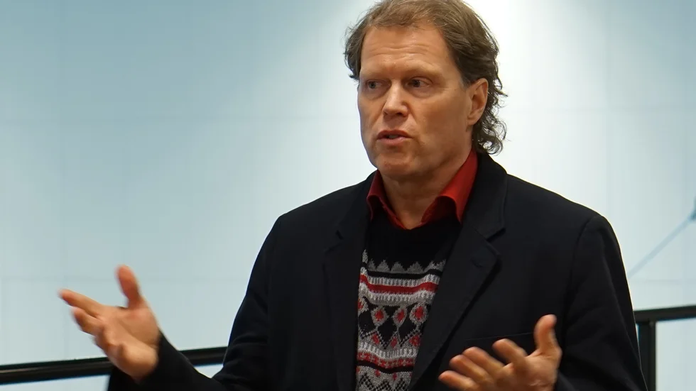 Sven-Åke Lindberg, är i dag avgående vd i två stora kommunala bolag. Harald Hjalmarssom (M) vill att hans uppdrag delas på två personer. Dan Nilsson (S) är inte lika säker på den saken.