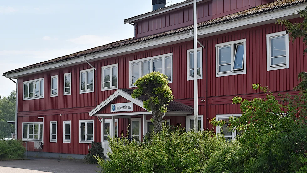 Hjältevadshus grundades 1947 och har flera kontor spridda över hela landet. Sedan 2011 ägs Hjältevadshus av koncernen Pulsen Group. 