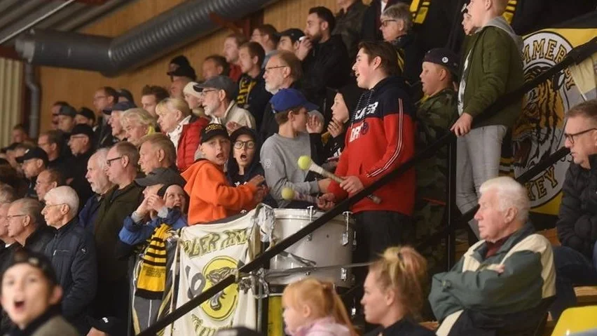 Vimmerby Hockey har tappat mycket publik även den här vintersäsongen på grund av restriktioner. Nu vänder sig klubben till kommunen med ett utsträckt hand för att få ekonmiskt stöd. 
