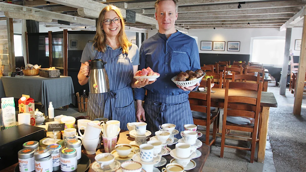 ”Det är många Örsundsbrobor som vill stötta oss och kommer hit, det är vi väldigt tacksamma för” säger Jessica Hoffman och Jörgen Levenhagen vid Salnecke slottscafé.
