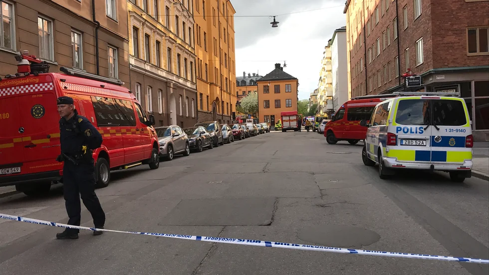 En person har omkommit i en lägenhetsbrand.