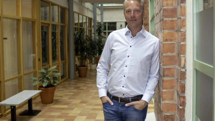 Elitspeedway Sveriges vice ordförande Mikael Holmstrand dementerar att det beslutats att premiären av Bahaus-ligan skjutits upp.
