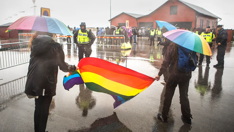 Motdemonstranter protesterar när nazistiska NMR manifesterar under Almedalsveckan 2019.