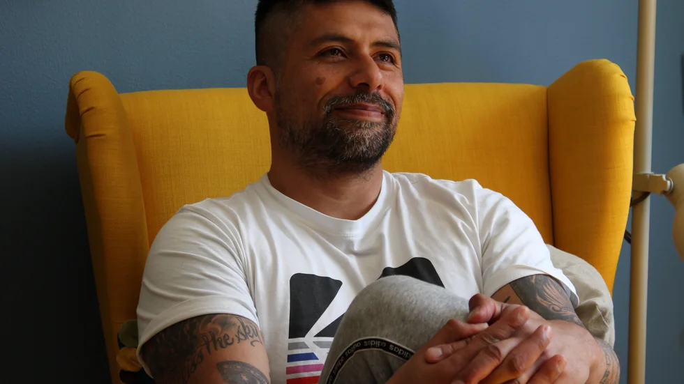 "Min bakgrund var inte den enklaste, men jag fick chansen att ta mig ur något negativt genom personer i bakgrunden som jag sett upp till. Jag ser det här som att jag ger tillbaka det", säger Marco Briones.