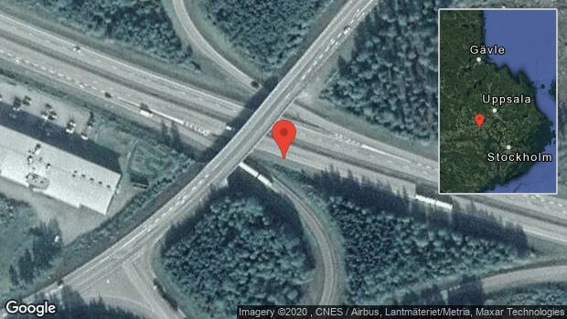 Brinnande fordon stoppar trafiken på E18