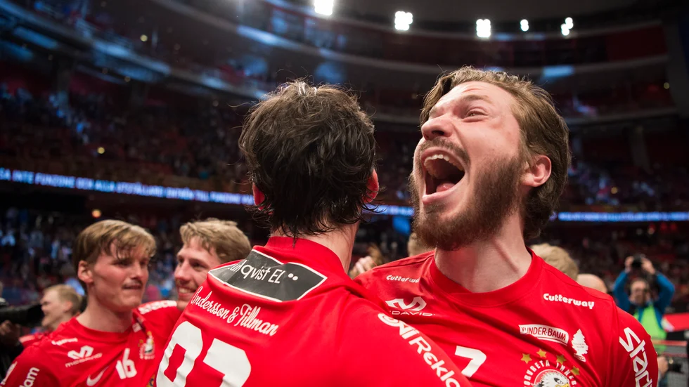 Jacob Glas kramar om Robin Nilsberth efter Storvretas SM-guld 2018. Nästa säsong blir det spel i Schweiz för den förstnämnde.
