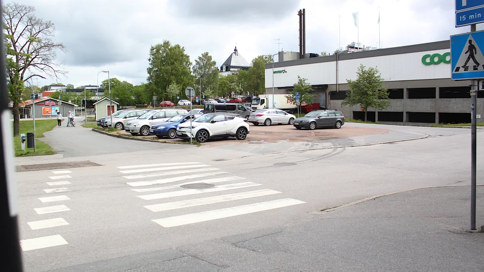 Här, på den gamla Sibyllatomten, ska det byggas lägenheter - både bostadsrätter och trygghetsboende. En viss oro finns dock att intresset för bostadsrätterna ska svaja, på grund av coronakrisen.
