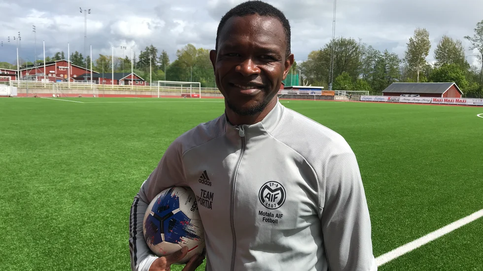 Det är nu. Ibrahim Koroma kom tillbaka till Motala och Maif, den plats han först kom till i Sverige. Han kan också tänka sig att stanna i Motala även efter karriären. Nu väntar division 1-spel där han ser laget som "underdog".