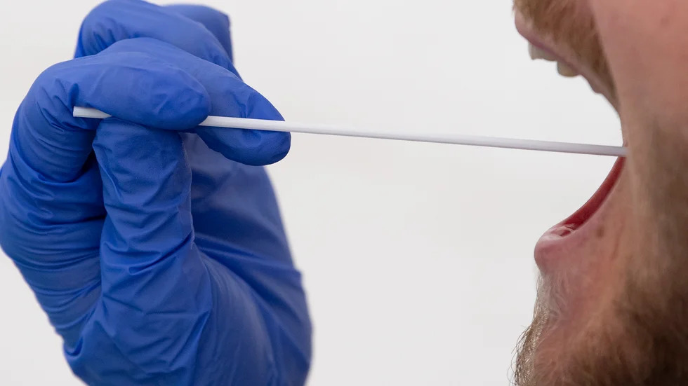 "Det viktiga just nu är inte att så snabbt som möjligt fösa in alla inom räckhåll under paraplydiagnosen långtidscovid", skriver ledarskribenten apropå att många söker vård med diffusa symptom som kan kopplas till covid-19.