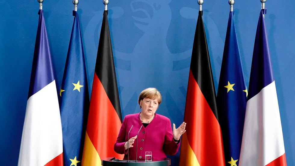 Tysklands avgående förbundskansler Angela Merkel har lämnat sitt tidigare hårda motstånd mot gemensam upplåning.