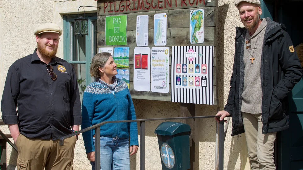 Pilgrimsutvecklarna Emanuel Eriksson och Eva Hagström och föreståndaren för Vadstena Pilgrimscentrum Rickard Borgenback ser fram emot att välkomna sommarens pilgrimer till Vadstena.