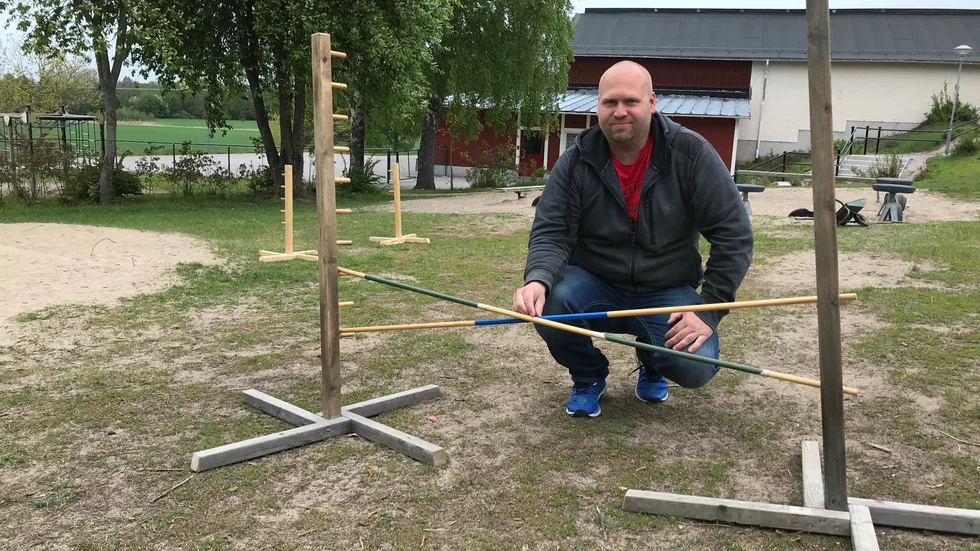 Stoffe såg att barnen i skolan drog fram allt möjligt och använde som hopphinder på rasterna. Då byggde han en riktig hinderpark till skolgården. 