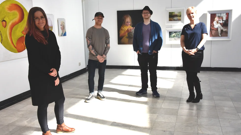 Jenny Holmgren-Myrdahl, Anton Falk, Jens Långström och Jenny Lindblom avslutar sin två år långa yrkesutbildning i konstnärligt arbete med att hålla en examensutställning på Galleri Y, Sunderbyns Folkhögskola.