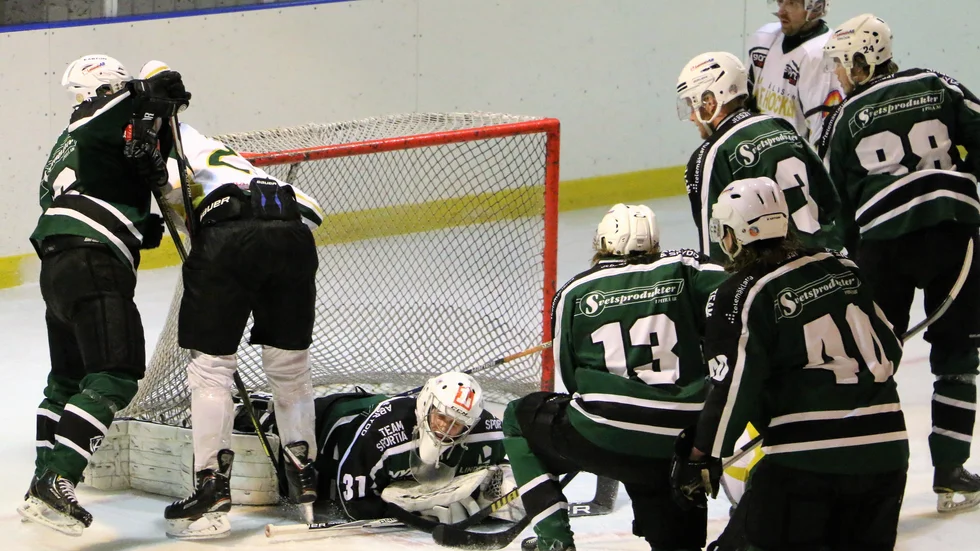 Målvakten Anton Wallsten och Rosvik hamnade på rygg för andra matchen i följd i Hockeytvåan. Trots en bra insats mot Lejonström föll Rosvik med 3-6. Fredag kväll väntar topplaget Clemensnäs i Kristallen.