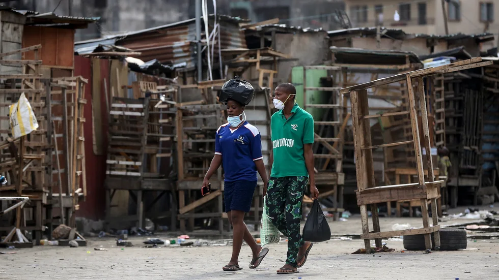 Stängda gatustånd vid en marknad i Nigerias största stad Lagos där myndigheterna stängt ner all icke samhällsbärande verksamhet för att försöka bromsa virusutbrottet. Bilden är från den 26 mars.