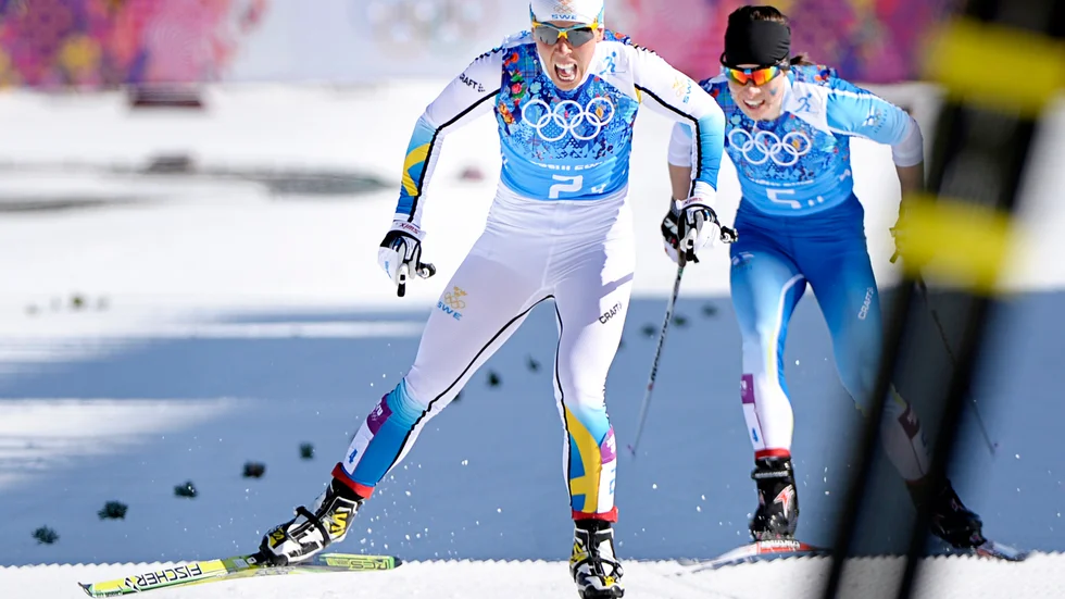 Charlotte Kalla har precis passerat finska Krista Lahdenmäki och Denise Herrman, Tyskland.