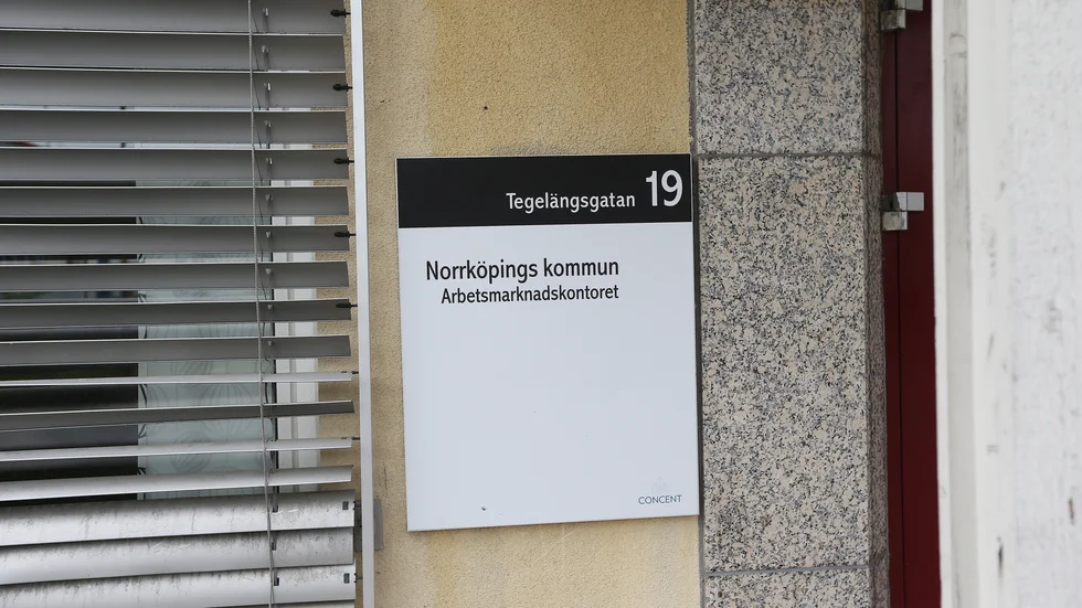Det har blivit ett fel i utbetalningarna av "gemensamma hushållskostnader" inom försörjningsstöd. Nu ska enheten se över felet och betala ut pengar retroaktivt.