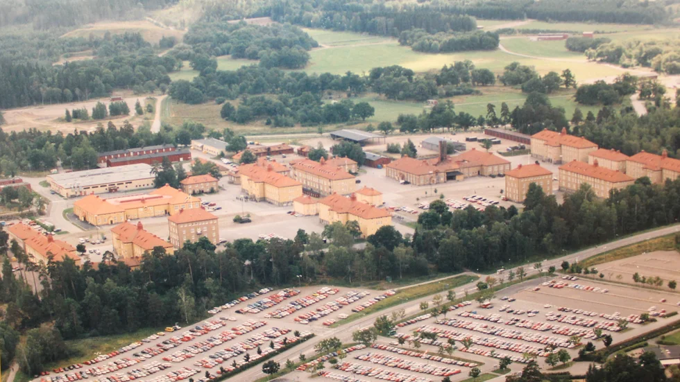 1996. Garnisonsområdet. I förgrunden bilar på US parkering. Året efter 1997, lades I4 och A1 ned.