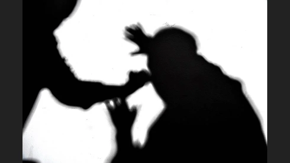 En Eskilstunabo åtalas för flera våldsamma gärningar. Enligt åklagaren ska han bland annat efter att ha misshandlat en kvinna han hade en relation med, ha hällt öl över henne - och kissat på henne.