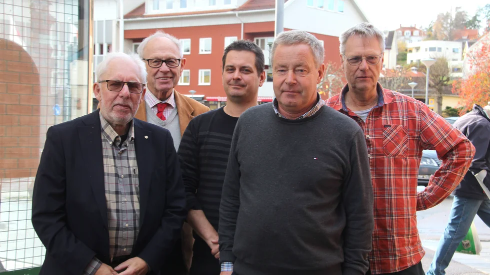 Kommunrevisionen med Lars Wiström (C), Sigvard Olsson (S), Magnus Edgar (SD), Björn Hoflund (M) och Björn Morell (V) riktar kritik mot den ekonomiska hushållningen i Kinda kommun.