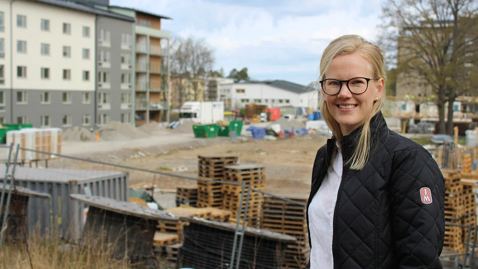 Just nu används tomten som byggupplag. Byggstarten beräknas till november, berättar Anna Strandberg på JM.  